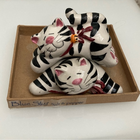 Blue Sky Clayworks Ceramic Stackable Tabby Kitty Cats Salt & Pepper Shakers - Picture 3 of 11